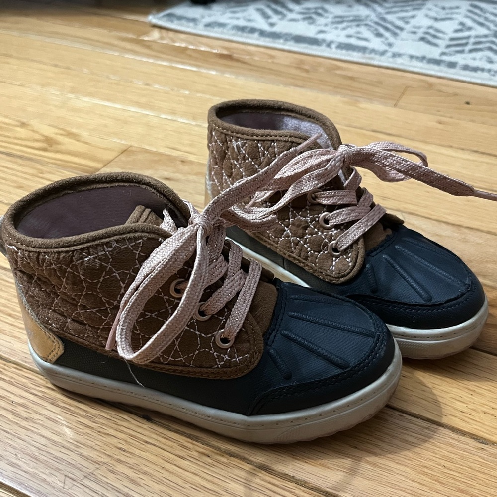 Oshkosh Duck style Boots - Brown - Size 9